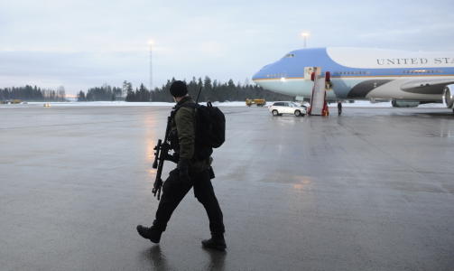 GJ�R SEG KLAR: En skarpskytter passerer Air Force One i det Obama-kortesjen har forlatt Oslo sentrum p� vei til Gardermoen. Foto: H�kon Eikesdal