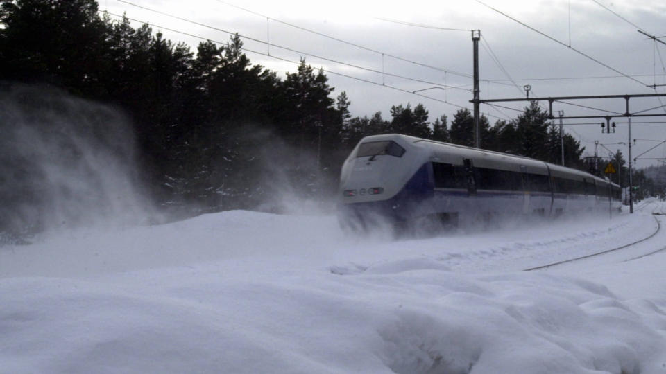 JULETOG: Et tog av Signatur-typen i farta forbi Sel�svatn stasjon p� S�rlandsbanen. Foto: Eivind Pedersen