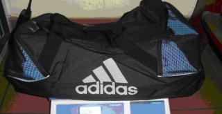 DOBBEL BUNN: Adidas-bagene jentene hadde med seg hadde en dobbeltbunn. I denne var kokainen gjemt. Foto: Politiet