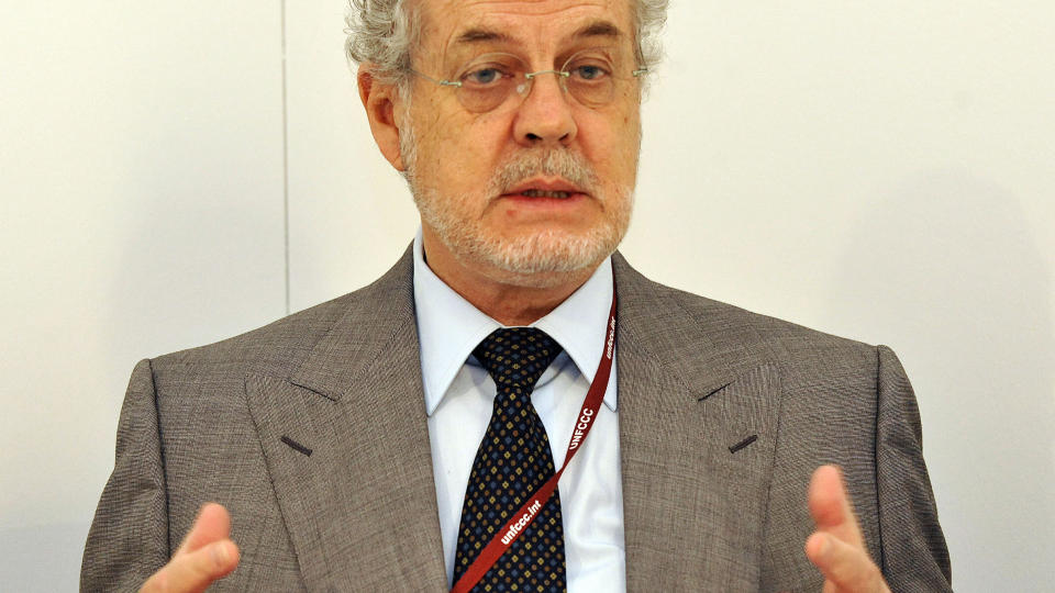 SKREV UTKAST: Michael Zammit Cutajar fra Malta leder en av de to forhandlingsgruppene under klimatoppm�tet. Han har skrevet forslag til avtale som landene n� diskuterer bak lukkede d�rer. Foto: AFP PHOTO / ATTILA KISBENEDEK