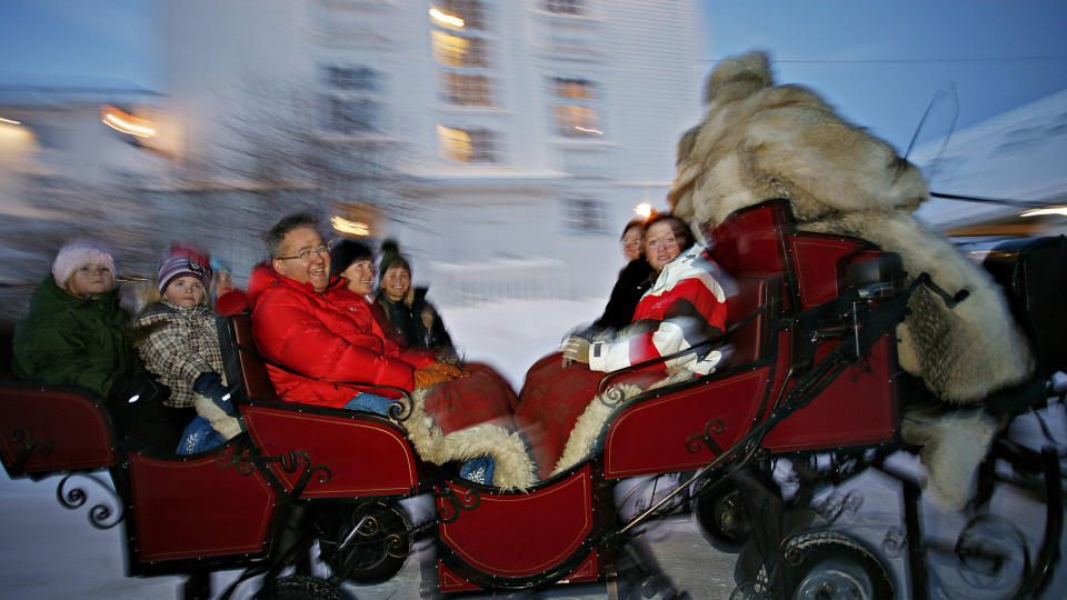 FJELLJUL: Kanefart foran Dr. Holms hotel. P� Dr. Holms Hotel s�rger direkt�ren Rasmus Sandnes og hans stab for at alle f�r en Geilo-Jul som ikke er som andre juler. Kanefart til og fra h�ymesse julaften er bare en av mange tradisjoner. FOTO: Ole C. H. Thomassen