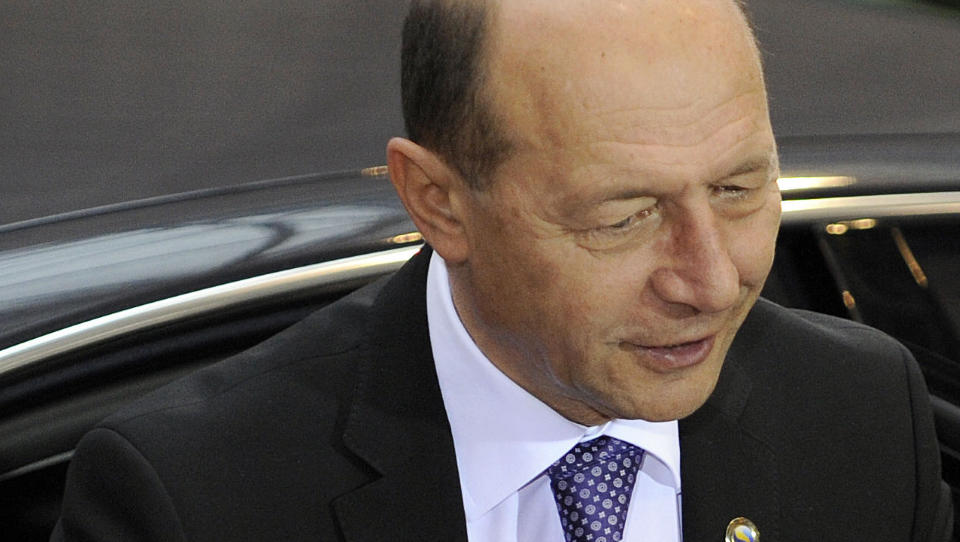 Romanias president Traian Basescu kommer til EU-toppm�tet i Brussel denne uken. Grunnlovsdomstolen i Romania gir ordre om at forkastede stemmer fra s�ndagens presidentvalg skal tas opp til ny vurdering og telling. Dermed kan gjenvalget av president Traian Basescu bli omst�tt, for mens rundt 138.000 stemmer ble forkastet, vant Basescu med et flertall p� bare om lag 70.000. Foto: SCANPIX/AFP PHOTO / JEAN-CHRISTOPHE VERHAEGEN