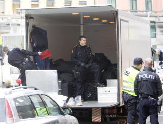 PAKKER SAMMEN: Utenbys politifolk er p� vei hjem og utstyr pakkes vekk. Etter gjennomf�ringen av tidenes st�rste sikkerhetsopplegg i Norge, vender hovedstaden tilbake til hverdagen. Foto: Scanpix