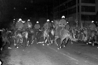 ANNEN STRATEGI: P� 1990-tallet var politiets strategi en annen enn i dag, med hardt mot hardt som filosofi og ridende politi som kvestet demonstranter. Her rammer de ungdommer under Slaget om Chateau Neuf i 1990. 
Foto: Lars Eivind Bones / Dagbladet