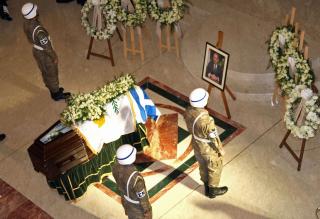 FRA BEGRAVELSEN: Tassos Papadopoulos d�de 12. desember i fjor. Her er et bilde fra begravelsen. Foto: AFP/PIO/CHRISTOS AVRAAMIDES