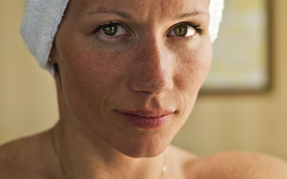 M�TTE KASTE INN H�NDKLEET: Lene Hansens (27) ukuelige st�p�vilje har imponert �71 grader nord�-seerne. N� betaler hun prisen - i form av betennelse i kn�rne og sykmelding. Foto: TV NORGE