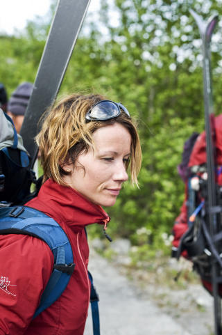 BAR TUNGE SEKKER: Hansen mener det var all g�ingen med tung sekk som til slutt tok knekken p� kn�rne hennes. 27-�ringen er sykmeldt ut januar. Foto: TV NORGE