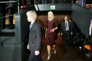 METTE-MARIT OG MARIUS: Kronprinsessen og hennes s�nn p� vei inn i Oslo Spektrum i dag. Foto: STELLA PICTURES