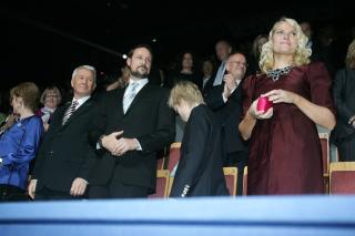P� PLASS: Thorbj�rn Jagland, kronprins Haakon, Marius Borg og kronprinsesse Mette-Marit. Foto: STELLA PICTURES