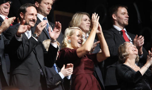 LOT SEG RIVE MED: Kronprins Haakon, Marius Borg og kronprinsesse Mette-Marit klapper for Wyclef Jean under Nobels Fredspriskonsert 2009 i Spektrum i Oslo fredag kveld. Foto: Lise �serud / Scanpix