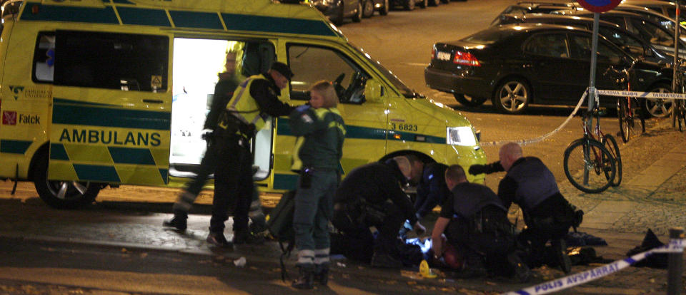 P�GREPET: Mann (61) gikk rundt i G�teborg sentrum med synlige eksplosiver festet p� kroppen. Han ble til slutt uskadeliggjort av politiet inne p� en trikk.   Foto: EXPRESSEN