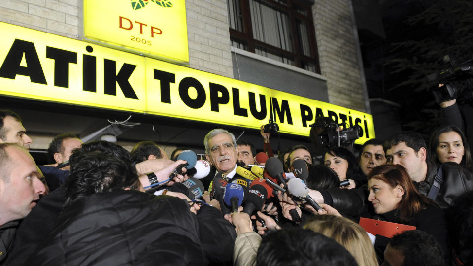 FORBYR PARTIET: DTPs partileder Ahmet Turk m�ter pressen utenfor partiets hovedkvarter i Tyrkias hovedstad Ankara. Tyrkias grunnlovsdomstol besluttet fredag � forby partiet. Foto: REUTERS/SCANPIX