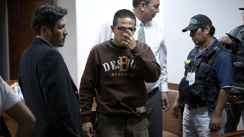 VAR I COCHABAMBA: Augusto Toro-Blacutt (23) ble p�grepet p� byen natt til fredag. Her er han i fengslingsm�tet seint i g�r kveld. Han forklarer at han tok sjansen p� � v�re i Cochabamba fordi han ville f�lge rettssaken mot de norske jentene, og fordi han skulle betale advokatsal�ret for to av dem. Kulen i panna er et synlig bevis p� m�tet med boliviansk politi. Foto Henning Lilleg�rd
