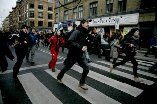 L�PER: I dag er det ventet 50 000 folk i gatene. 6500 politifolk er klare til � ta imot dem. Foto: Torbj�rn Gr�nning