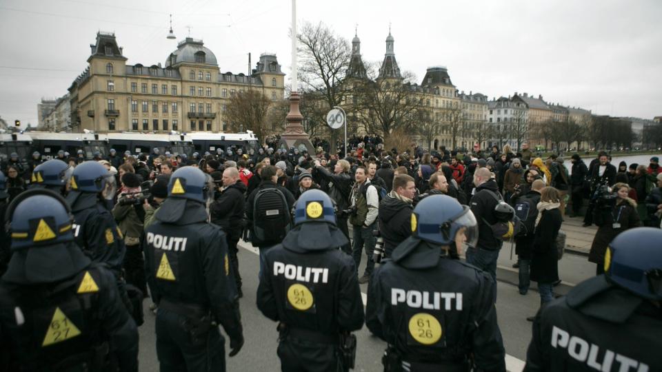 VENTER BR�K: I g�r gikk det relativt rolig for seg i K�benhavn. Likevel ble rundt 70 personer p�grepet. I ddag er det ventet langt vanskeligere forholt for politiet, som her sluser demonstrantene inn p� Dronning Loises bro. Foto: Torbj�rn Gr�nning