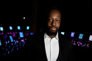 FIKK OMVISNING: - Hva slags rom er dette? Jeg kunne sovet her inne, sier Wyclef Jean n�r han bli vist rundt i Nobelhagen p� Nobels fredssenter. Det skulle vise seg � v�re hans favorittrom. Foto: Eirik Helland Urke