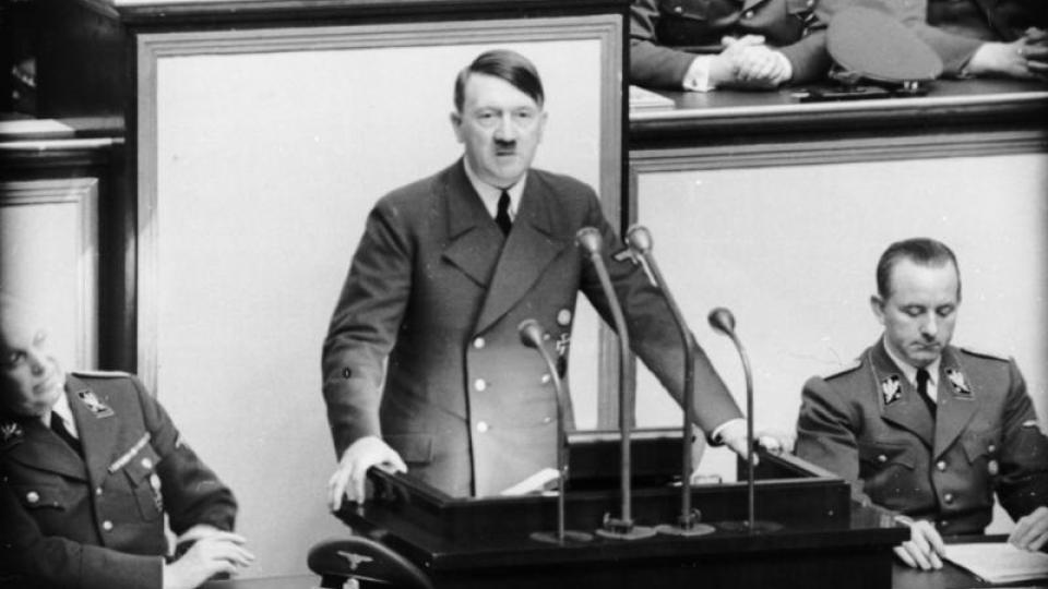 GRAVD OPP OG BRENT: Det russiske byr�et Interfax hevder � ha f�tt tak i dokumenter fra den f�derale russiske sikkerhetstjenestens arkiver som dokumenterer at liket av Adolf Hitler, hans kone Eva Braun, propagandaminister Joseph Goebbels, hans kone og deres seks barn ble gravd opp og brent i 1970. Fotoet er fra en tale i riksdagen i mai 1941. Foto: Deutsches Bundesarchiv