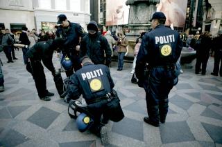 RANSAKES: Oppr�rspoliti ransaker alle som ser ut til � skulle delta i demonstrasjonen. Foto: Torbj�rn Gr�nning