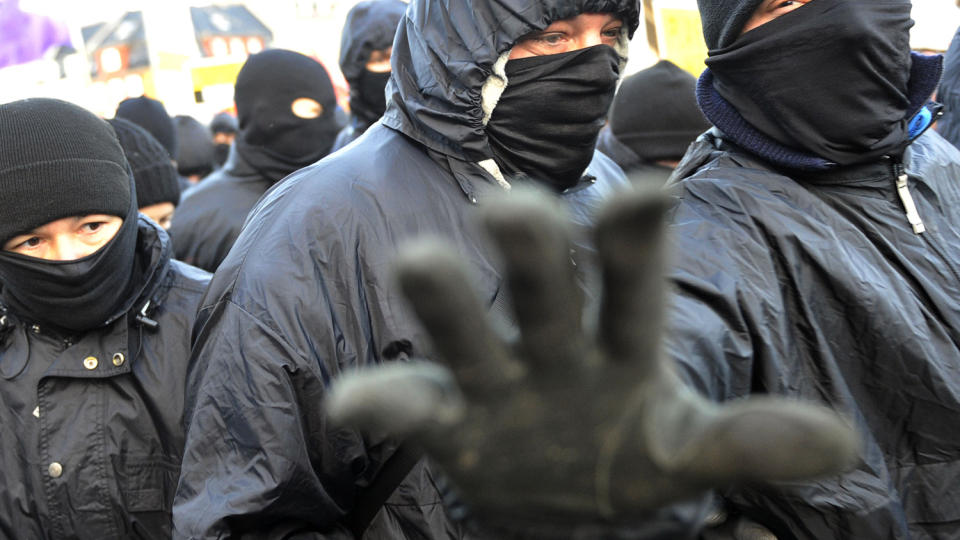 SVARTKLEDDE: Flere av demonstrantene er svartkledde og maskerte. Foto: Torbj�rn Gr�nning