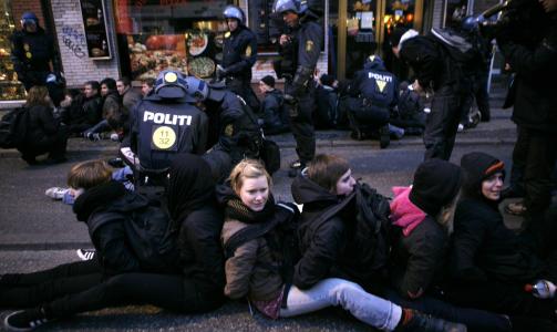 I H�NDJERN: Politiet tar kontroll over flere hundre demonstranter. Foto: Torbj�rn Gr�nning/Dagbladet