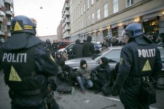 LURT I EN FELLE: Demonstrantene ble angrepet fra flere kanter.  Foto: Torbj�rn Gr�nning/Dagbladet