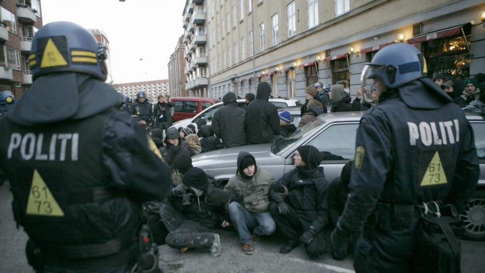 FULL BEREDSKAP: Ikledd oppr�rsutrustning har politiet i K�benhavn p�grepet mer enn tusen demonstranter i byens sentrum. De fleste aktivistene ble sluppet l�s igjen etter en stund.  Foto: TORBJ�RN GR�NNING
