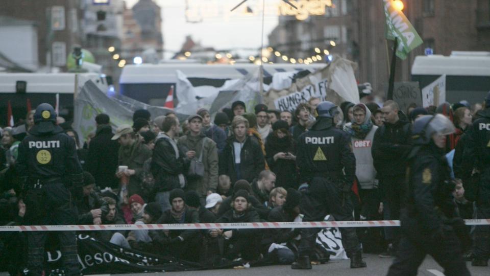 PROTESTERTE: Disse og over 300 andre skal n� sjekkes for v�pen. Foto: Torbj�rn Gr�nning/Dagbladet