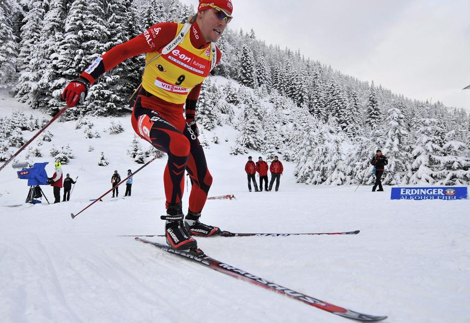 KNUSTE KONKURRENTENE: Emil Helge Svendsen l� bak Ole Einar Bj�rndalen og Simon Eder fram til det var dr�yt 100 meter igjen til m�l. Da satte han inn rykket og vant jaktstarten. Foto: Robert Parigger/Scanpix