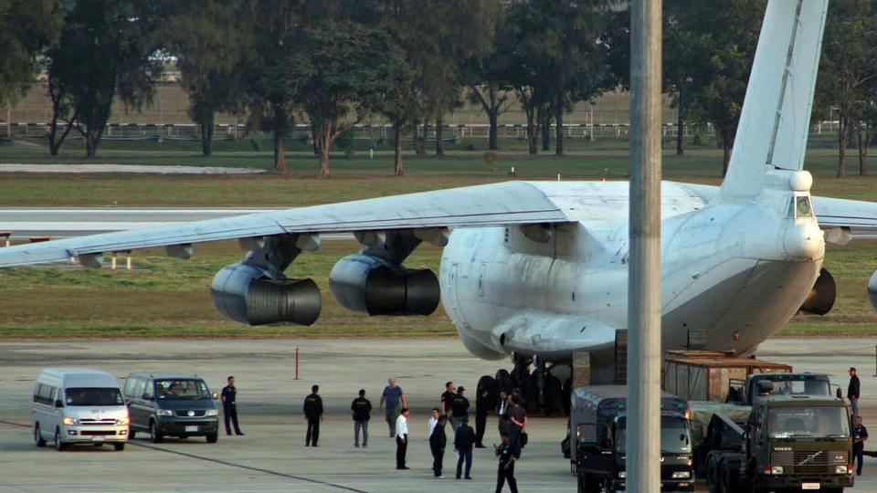 FULLASTET MED V�PEN: Thailandske myndigheter fant 35 tonn v�pen om bord i dette flyet som trolig var p� vei fra Nord-Korea til Pakistan. Foto: EPA/Scanpix.