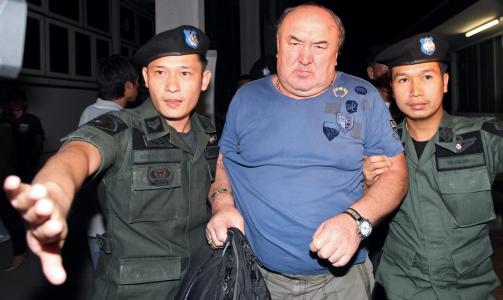 TAUET INN: Thailandske myndigheter bekrefter at fem personer er p�grepet etter n�dlandingen. Her blir en uidentifisert person tatt h�nd om. Foto: EPA/Scanpix