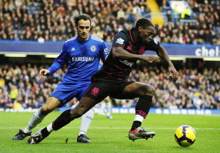 HELDIG: Louis Saha bidro til to m�l for Everton. Begge av det heldige slaget. Foto: Dylan Martinez / REUTERS.