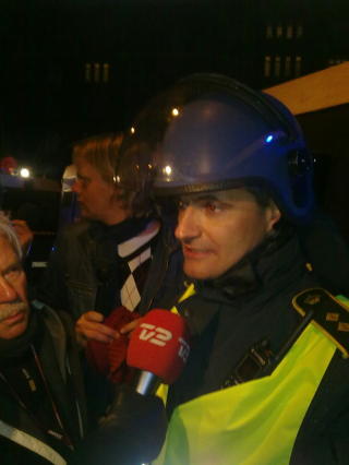 - BR�T DANSK LOV: Polititalsmann Rasmus Skovsg�rd vet ikke forel�pig om demonstrantene vil bli siktet. Foto: Harald Klungtveit