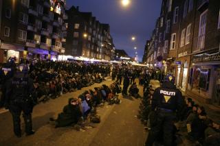 I FENGSEL: Politiet p�grep l�rdag demonstranter ved demonstrasjon med tusenvis av klimaaktivister under klimatoppm�tet i K�benhavn.  Her blir de kj�rt bort.  Foto: Torbj�rn Gr�nning/Dagbladet