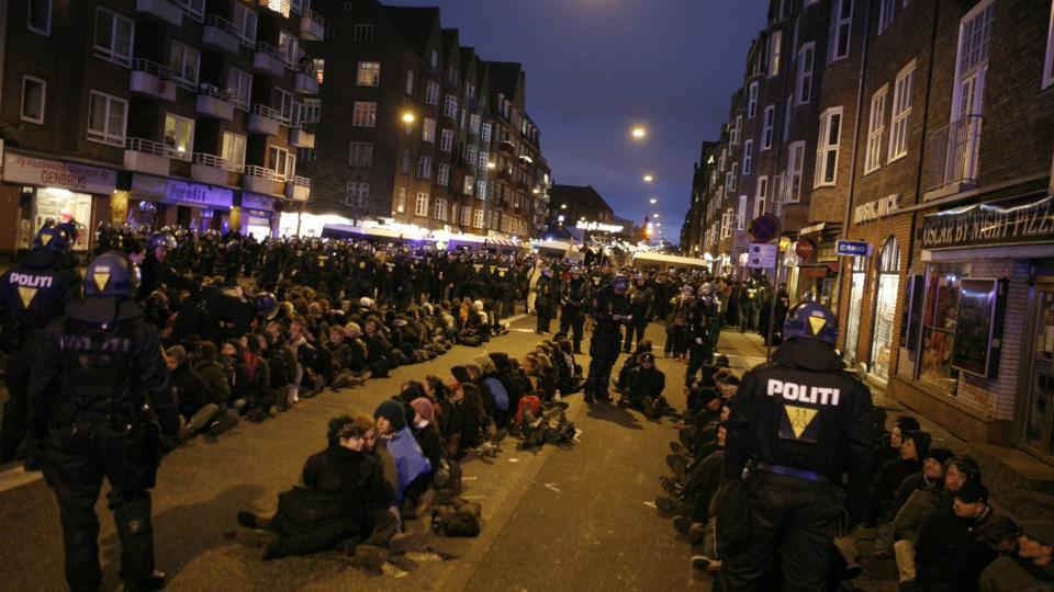 RAD OG REKKE: Politiet kj�rte demonstrantene til arresten i busser, men dette tok tid grunnet det h�ye antallet p�grepne - minst 700. Foto: Torbj�rn Gr�nning/Dagbladet