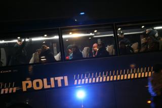 I BUSS: Demonstrantene kj�res i arresten.  Foto: Torbj�rn Gr�nning/Dagbladet