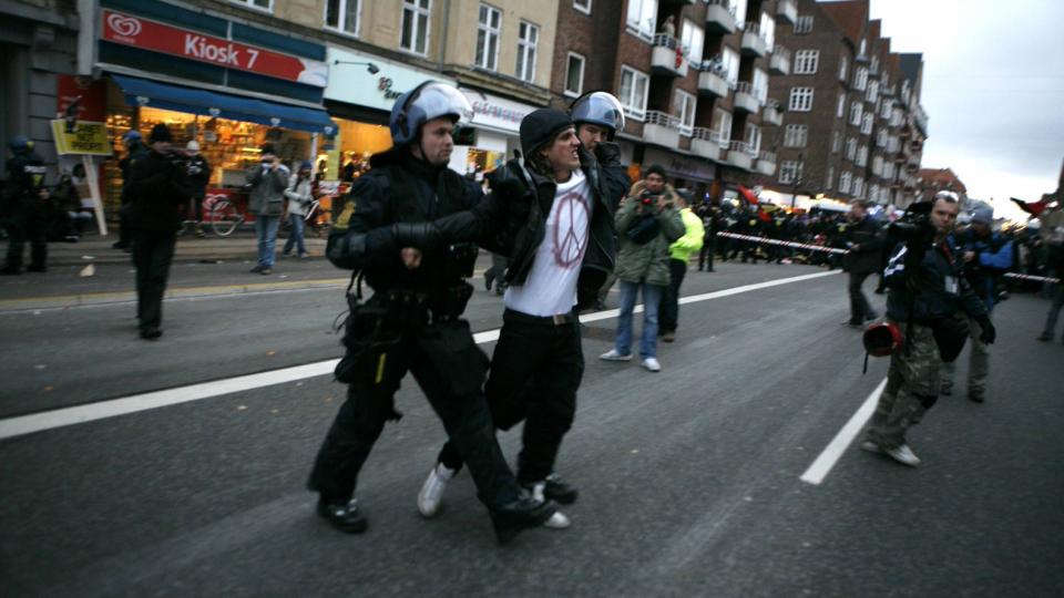 P�GREPET: Politiet p�griper en demonstrant under demonstrasjonene i K�benhavn i g�r. Foto: Torbj�rn Gr�nning / Dagbladet