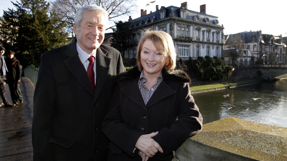  BOR HERSKAPELIG:  Thorbj�rn Jagland og kona Hanne Grotjord huset boligen i Strasbourg - boligen er gratis i tillegg til tjenerskap og l�nn p� 2,2 millioner kroner uten norsk inntektsskatt. Foto: GEIR B�LSTAD.