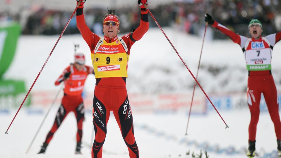 TAPTE SPURTEN I G�R: Emil Hegle Svendsen vant jaktstarten i g�r, foran Simon Eder. Ole Einar Bj�rndalen havnet p� tredjeplass og drar n� hjem for � trene. Foto: EPA/BARBARA GINDL