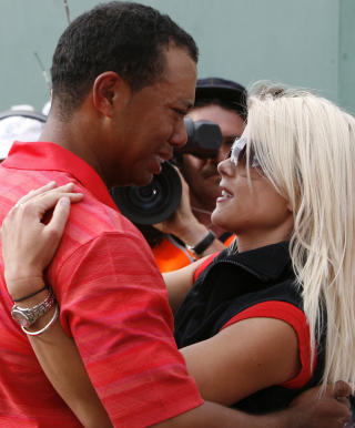 KRISE: Tiger Woods kjemper for � redde ekteskapet med svenske Elin. Foto: AP