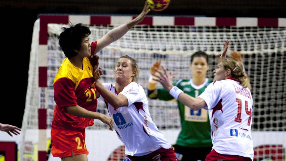 FULL KONTROLL: Marit Malm Frafjord og Tonje Larsen stopper her Jiaqin Zhao. Norge hadde ingen problemer mot Kina i dag. Foto: Gorm Kallestad/SCANPIX