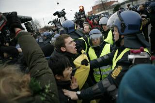 NYE ARRESTASJONER: I g�r ble det satt ny danmarksrekord i antall arrestasjoner i K�benhavn. I dag er politiet p� ny i gang med � arrestere hundrevis av demonstranter. Foto: Torbj�rn Gr�nning