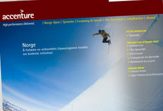 FRA GOLF TIL SK�YTER: Accentures amerikanske nettside (�verst) viser ikke lenger Tiger Woods men sk�ytel�pere. Den norske nettsida har f�tt et fint offpistebilde. Faksimile: Accenture.com