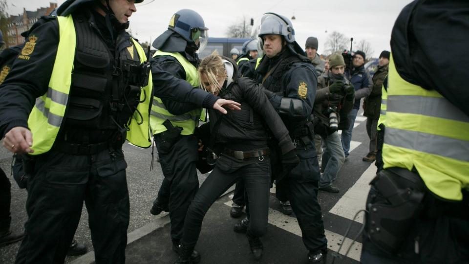 P�GRIPES: F�r dagens demonstrasjon delte demonstranter ut kart over havnen i K�benhavn, med oversikt over hvor forskjellige firmaer holder til. P� listen st�r M�rsk, Dong, DFDS og PGA. Politiet har hindret demonstrantene i � komme fram til havnekontorene. Foto. Torbj�rn Gr�nning