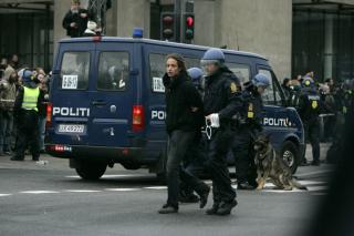 200 ARRESTERT: Flere demonstranter ble stripset og m�tte sette seg. Andre ble innbragt. Foto: Torbj�rn Gr�nning