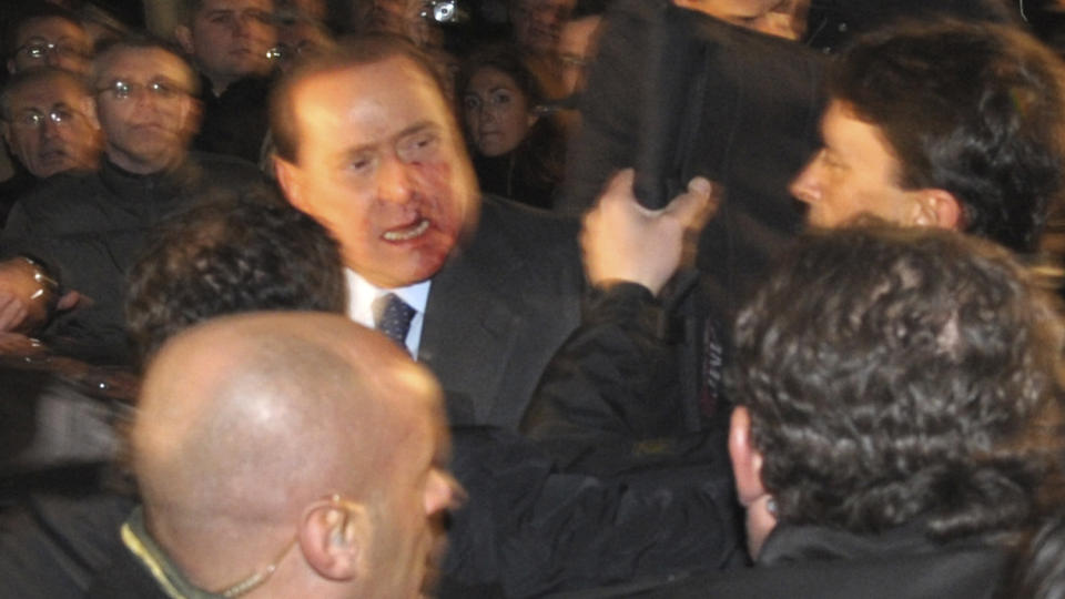FIKK BANK: Rundt ti personer demonstrerte h�ylytt mot Berlusconi p� et folkem�te. Det oppstod tumulter og statministeren ble skadet. Foto: REUTERS/Paolo Bona