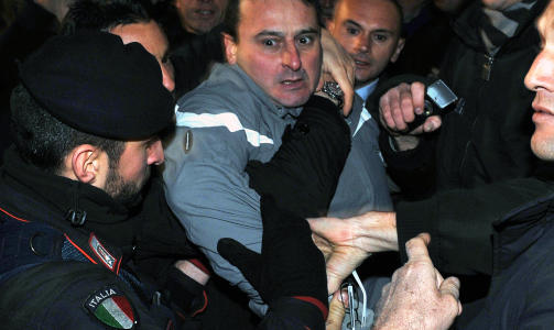 ANGRIPEREN: Massimo Tartaglia (42) ble raskt identifisert som angriperen. Han ble f�rt bort av politiet mens det var lynsjestemning blant Berlusconi-tilhengerne. Foto: REUTERS/Livio Anticoli