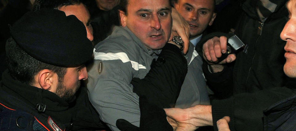 P�GREPET P� STEDET: Massimo Tartaglia (43) gikk i ettermiddag til angrep p� Italias statsminister Silvio Berlusconi. Under en autografsignering, greide 43-�ringen � komme s� tett innp� statsministeren at han greide � sl� ham i ansiktet med en suvenirstatue. Foto: AP PHOTO/SCANPIX