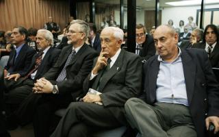TILTALT: Fra h�yre til venstre sitter de tidligere marineoffiserene; Raul Scheller, Juan Carlos Rolon, Ricardo Miguel Cavallo, Jorge Eduardo Acosta og Carlos Capdevilla. De er tiltalt for opptil flere brudd p� menneskerettighetene. Foto: Scanpix/EPA/Leo La Valle