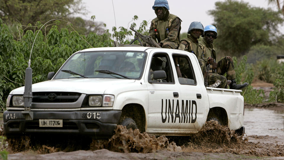 FN I SUDAN: To sivile FN-ansatte ble kidnappet i Darfur, Sudan. De satt fanget i 100 dager f�r de ble satt fri. Foto: Scanpix/AFP PHOTO/ASHRAF SHAZLY