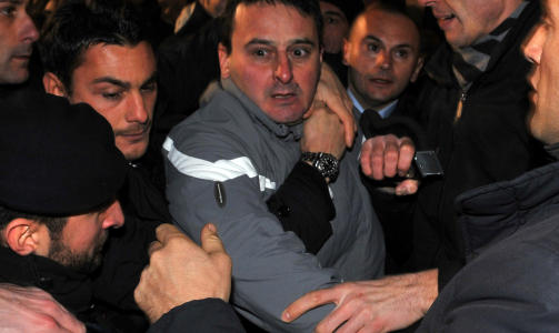 P�GREPET P� STEDET: Massimo Tartaglia (43) gikk i ettermiddag til angrep p� Italias statsminister Silvio Berlusconi. Under en autografsignering, greide 43-�ringen � komme s� tett innp� statsministeren at han greide � sl� ham i ansiktet med en suvenirstatue. Foto: AP PHOTO/SCANPIX